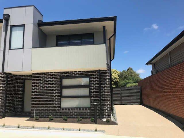 Beautifully Designed Townhouse in Great Location