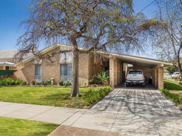 BEAUTIFULLY DESIGNED COUNTRY HOME MOVE STRAIGHT IN!
