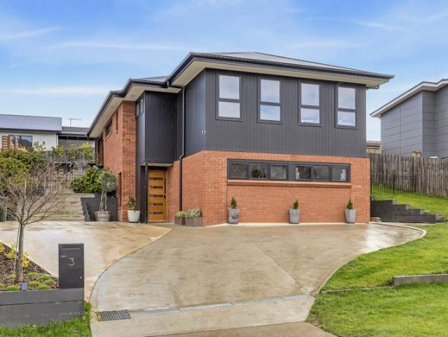Beautifully Designed Modern Retreat