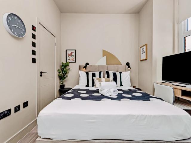 Beautifully Designed Studio with Full Kitchen