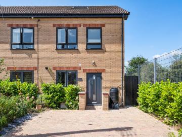Beautifully Finished 4 Bedroom Semi Detached Home to let Bidford on Avon