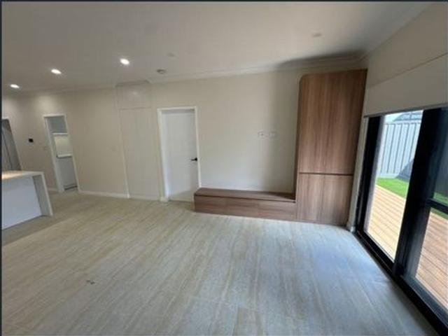 Beautifully Finished 3×2 with Private Garage – Prime Elevated Orelia Location
