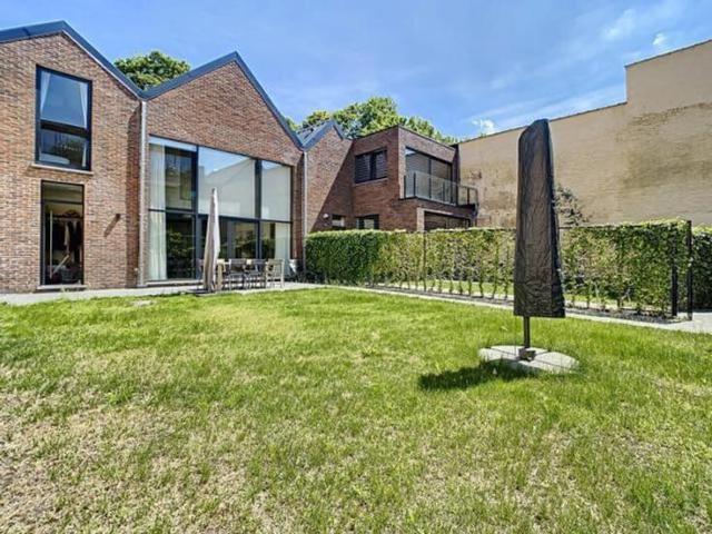 Beautifully furnished back house South West garden