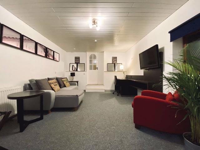 Beautifully furnished basement apartment with view into the greenery in popular Taunuslage