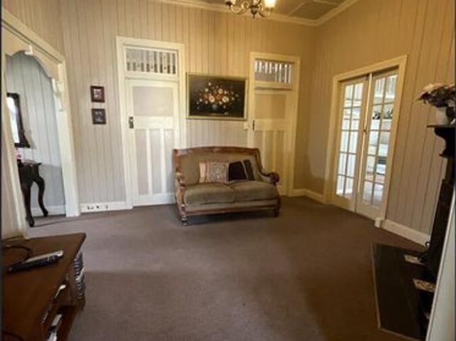 Beautifully Furnished Old Queenslander with Modern Touches