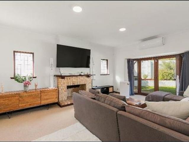 Beautifully Kept Home in Great Location! 3x2 or 4 Bedroom / Study Character Home ready for the right family