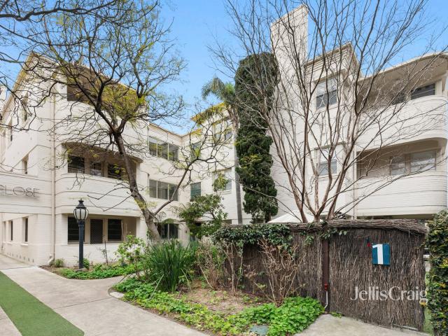 Beautifully Large Art Deco Apartment