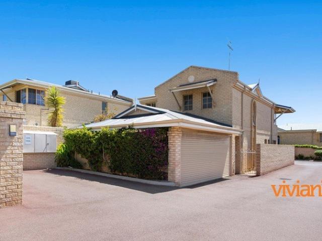 BEAUTIFULLY LOCATED TOWNHOUSE, JUST A SHORT WALK TO THE RIVER!