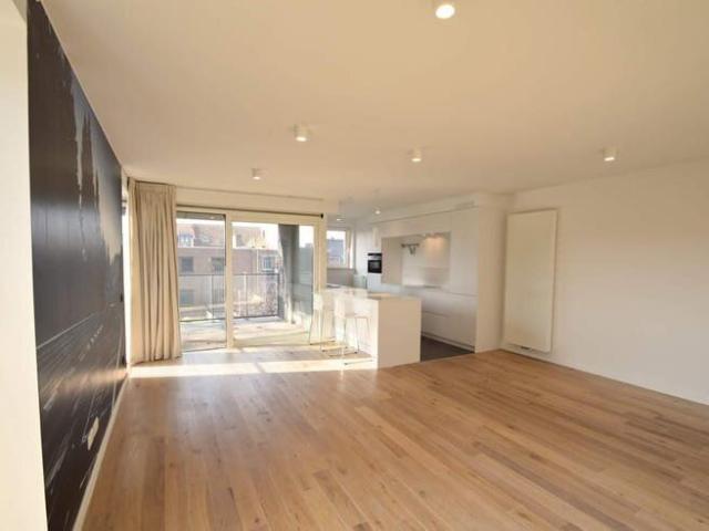 Beautifully located 2 bedroom apt with big terrace + garage