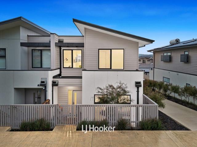 Beautifully Maintained Family Living in a Prime Lifestyle Location