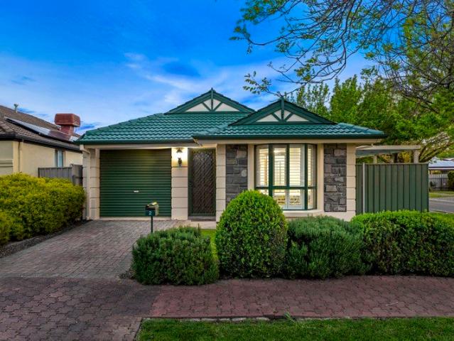 Beautifully Maintained Living in Sought After Oakden!