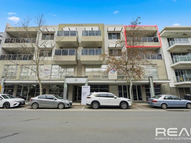 Beautifully Maintained Top Floor Apartment with Views