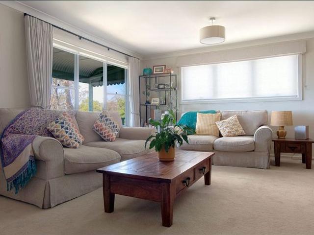 Beautifully Maintained 2 Bedroom Cottage with Treetop Views
