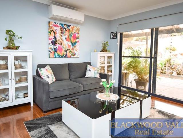 BEAUTIFULLY POSITIONED FAMILY HOME