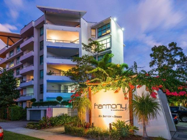 BEAUTIFULLY POSITIONED SUNNY VERY LARGE 1 BED HARMONY BROADWATER RUNAWAY BAY