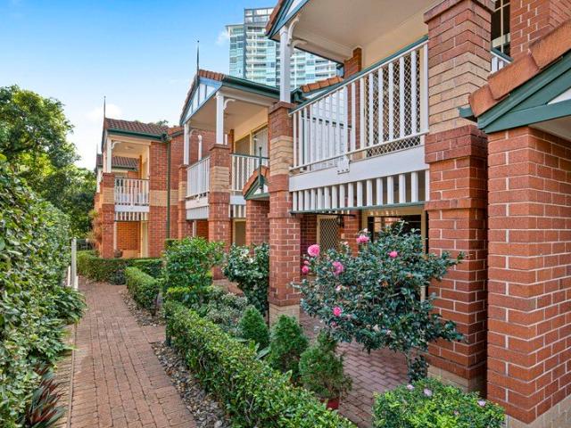 BEAUTIFULLY POSITIONED 3 BEDROOM TOWNHOUSE IN SOUTHPORT CLOSE TO BROADWATER
