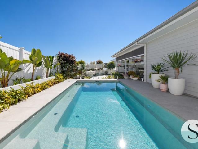 Beautifully Proportioned, High End One Level Living for Hard to Please Downsizers wanting Space & Wow Factor! Beach, Bush & Pool Days!
