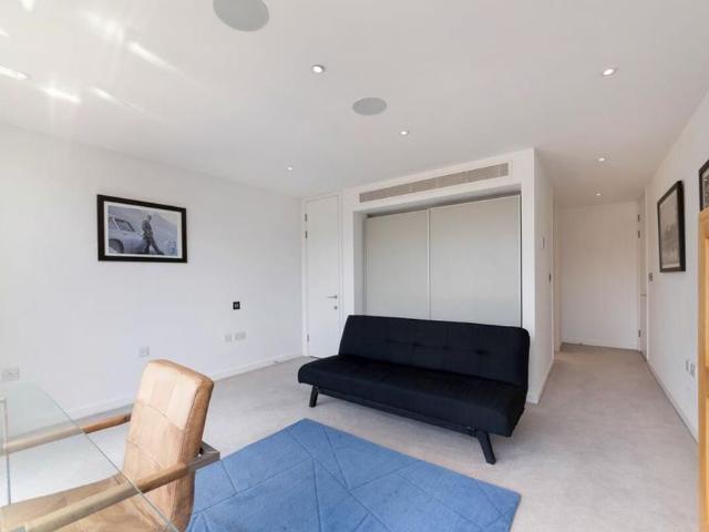 Beautifully presented 3 bedroom duplex penthouse to rent in Sterling Mansions, Aldgate E1