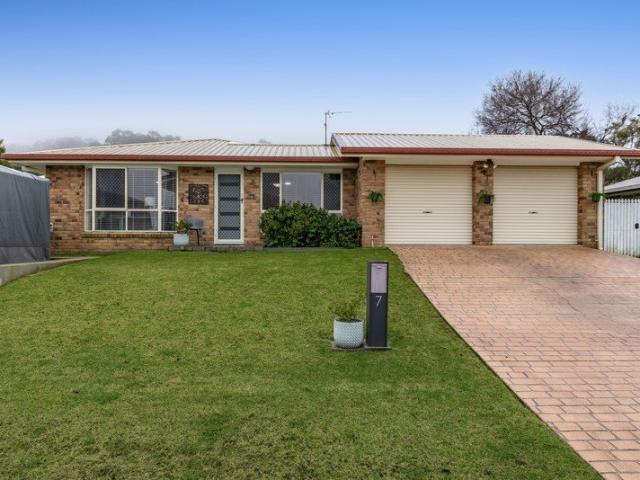 Beautifully presented 3 bedroom family home