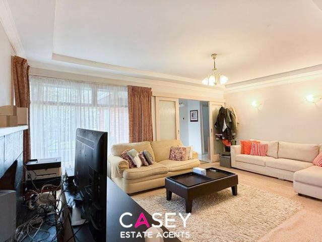 Beautifully Presented 3 bedroom Family Home
