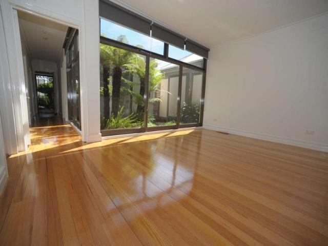 BEAUTIFULLY PRESENTED 3 BEDROOM HOME, FANTASTIC LOCATION, SECURE OFF STREET PARKING, HEATING/COOLING