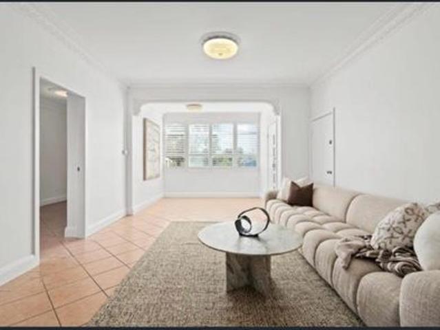 Beautifully Presented 3 Bedroom Lower Level Home in West Hoxton ALL BILLS INCLUDED