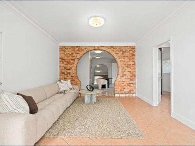 Beautifully Presented 3 Bedroom Lower Level Home in West Hoxton ALL BILLS INCLUDED