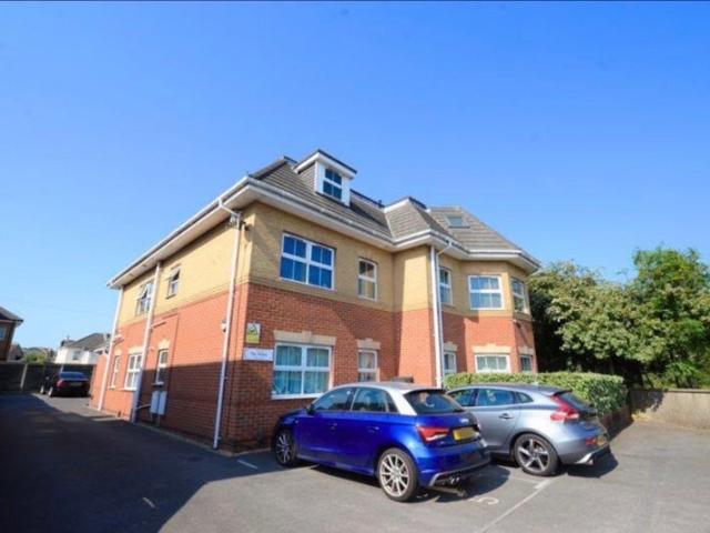 Beautifully Presented 2 Bed Flat