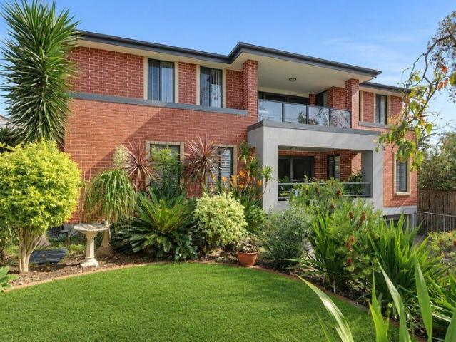 Beautifully presented 2 bedroom apartment close to station