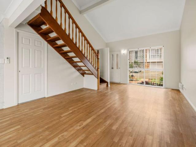 BEAUTIFULLY PRESENTED 2 BEDROOM APARTMENT IN A PEACEFUL COMMUNITY