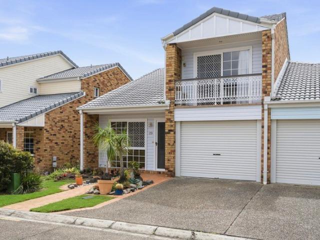 BEAUTIFULLY PRESENTED 2 BEDROOM APARTMENT IN A PEACEFUL COMMUNITY