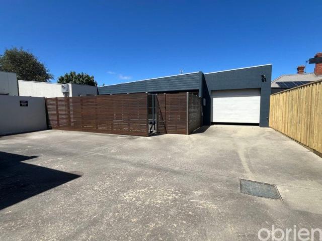 Beautifully Presented 2 Bedroom Townhouse Close to the CBD