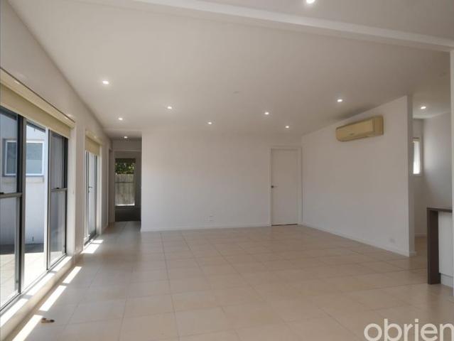 Beautifully Presented 2 Bedroom Townhouse Close to the CBD