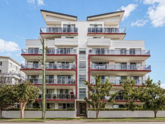 Beautifully Presented 2 Bedroom Unit! | PRIME Location!