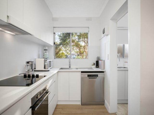 Beautifully Presented 2 Bedroom Unit! | PRIME Location!
