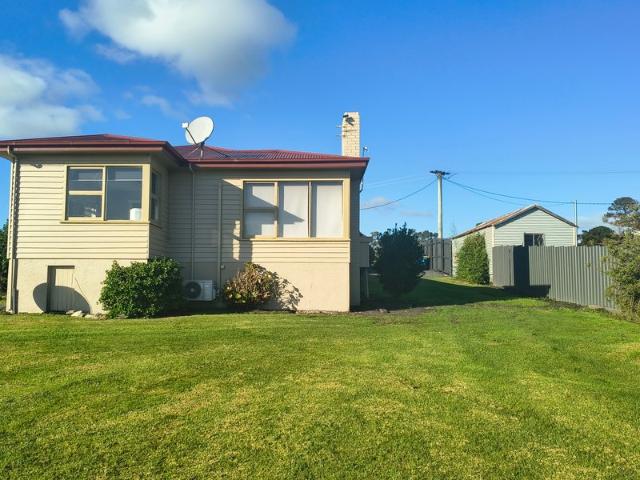 Beautifully Presented Country Home with Rural Views Gateway to the Bays
