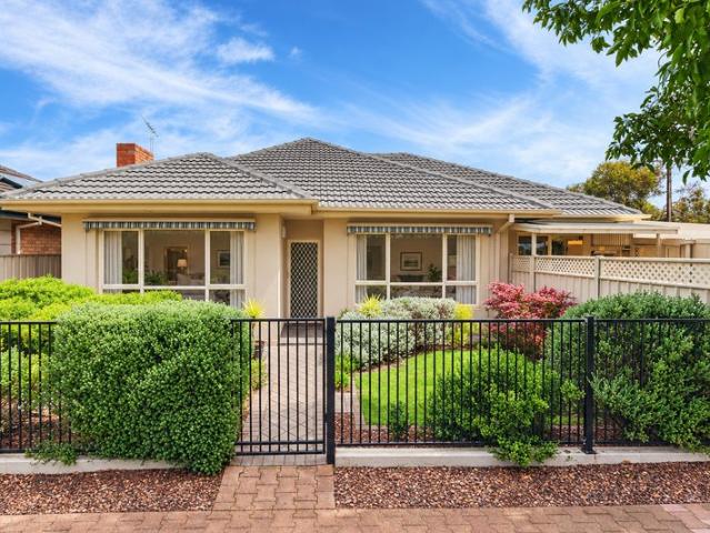 Beautifully Presented Courtyard Living!