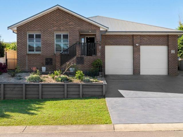 Beautifully Presented Coastal Living with Space, Style & Elevated Outlook