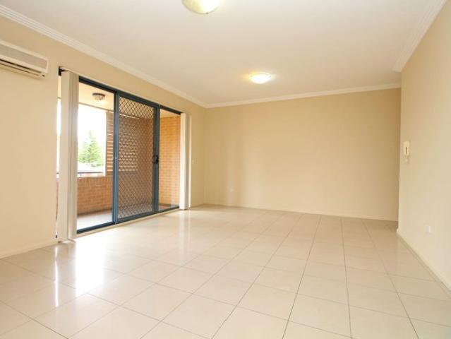 Beautifully Presented Apartment In Blue Ribbon Location