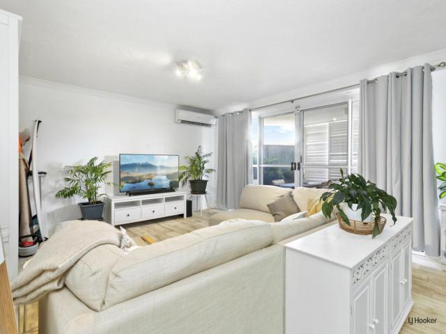 Beautifully Presented Apartment � Stroll to the Beach!