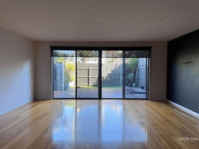 Beautifully Presented Double Storey Townhouse in Spotswood For Lease!