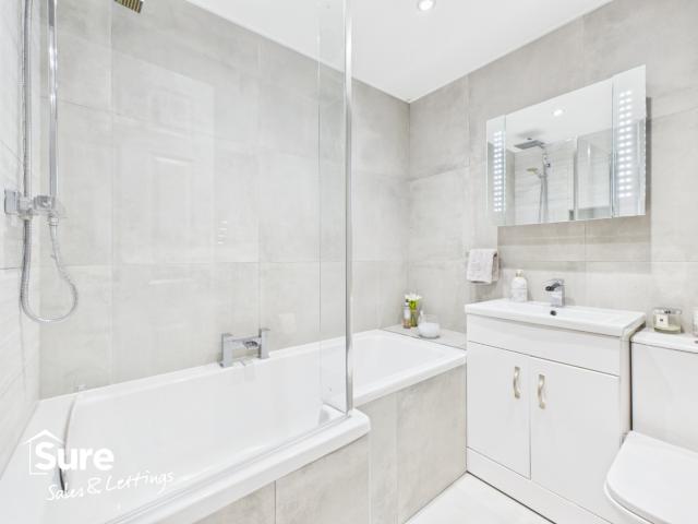 Beautifully Presented Four Bedroom Townhouse Near Apsley Marina with EV Point