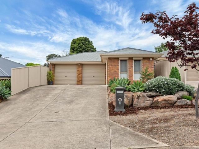 BEAUTIFULLY PRESENTED FAMILY COURTYARD HOME