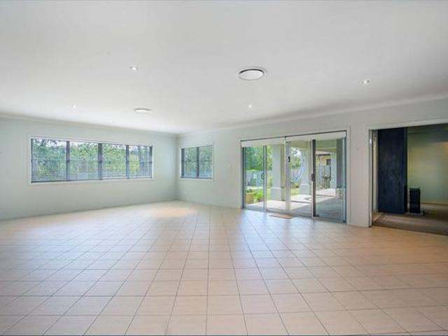 Beautifully Presented Family Home