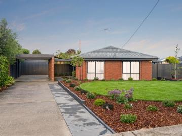 Beautifully Presented Family Home in Quiet Court