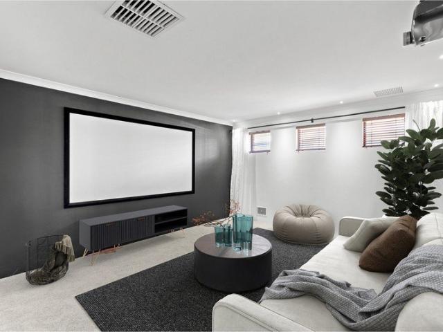 Beautifully presented family home with solar panels!