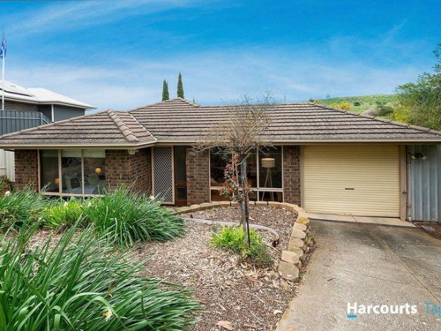 Beautifully Presented Family Living with Hills Views