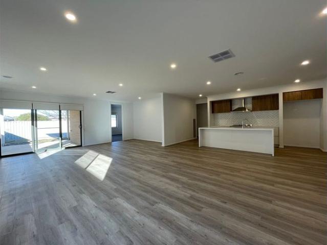 BEAUTIFULLY PRESENTED FIVE BEDROOM HOME !