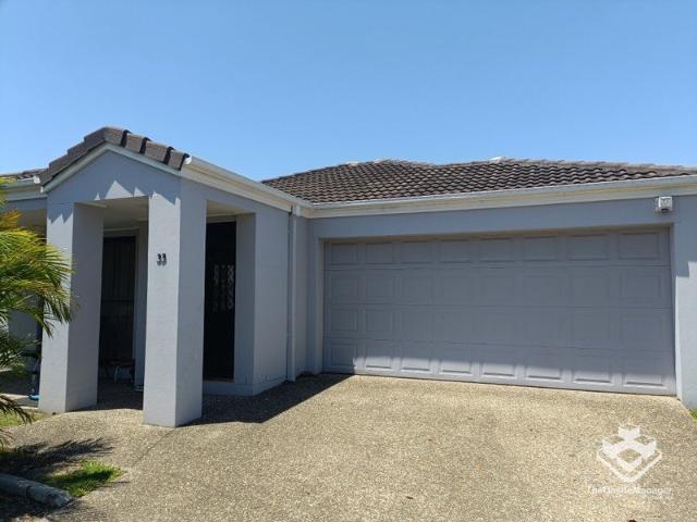 Beautifully presented free standing villa in convenient location