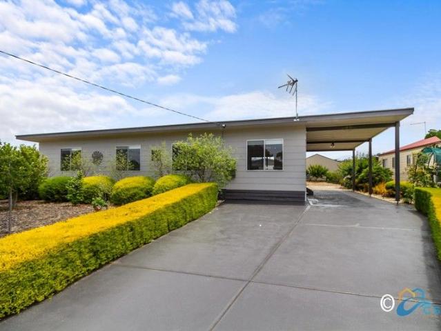 BEAUTIFULLY PRESENTED HOME TUCKED AWAY ON A DOUBLE BLOCK